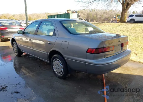 1999 Toyota Camry Le z USA, uszkodzony, nr VIN 4T1BG22K0XU546990